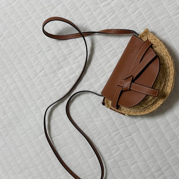 로에베 가죽 라탄 크로스백