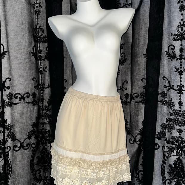 beige lace trim mini skirt