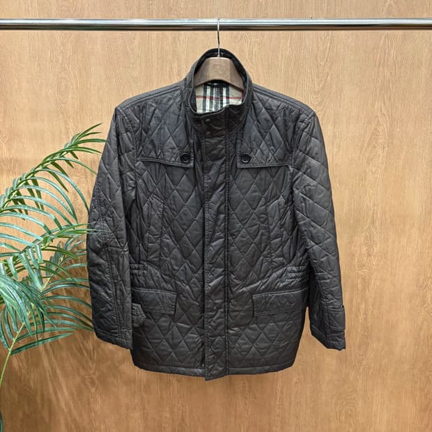 버버리 런던 스탠드넥 퀄팅 자켓 다이아 패턴 누빔 디테일 레귤러핏 브라운