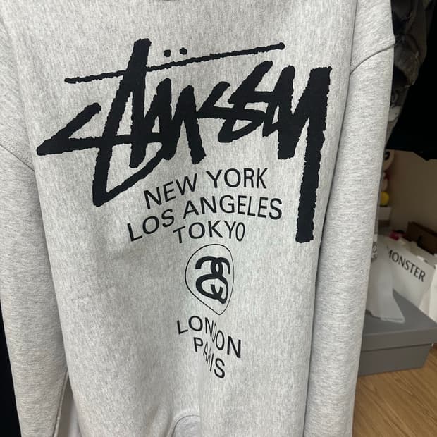 스투시 월드투어 맨투맨 애쉬헤더 L팝니다