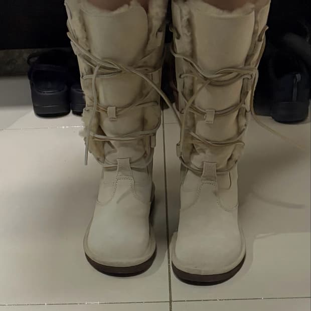 UGG Whitley Tall 크림 레이스업 어그부츠