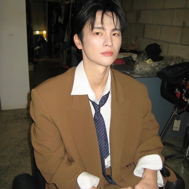 렉토 26SS 플루이드 더블 수트 자켓 오커 서인국 착용