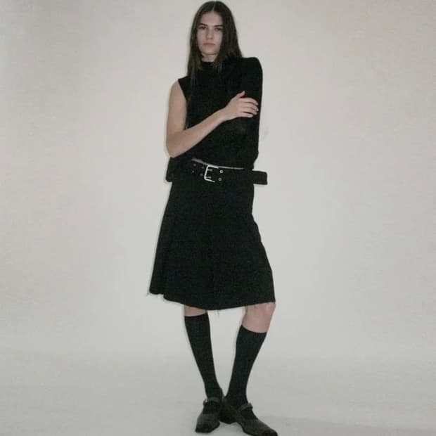 사이드 벨티드 컷 오프 플리츠 스커트 블랙