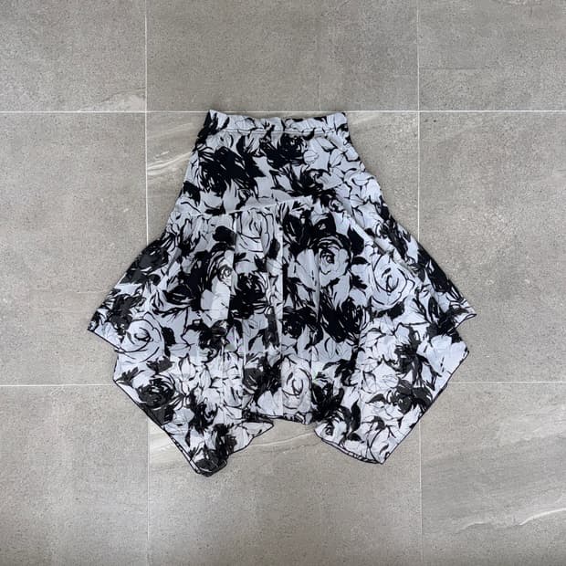 Black & white oriental rose unbalance sk
