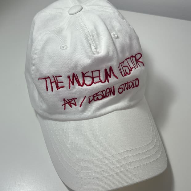 더뮤지엄비지터 모자