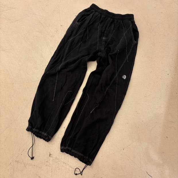 트래블 스티치 스트링 블랙 팬츠