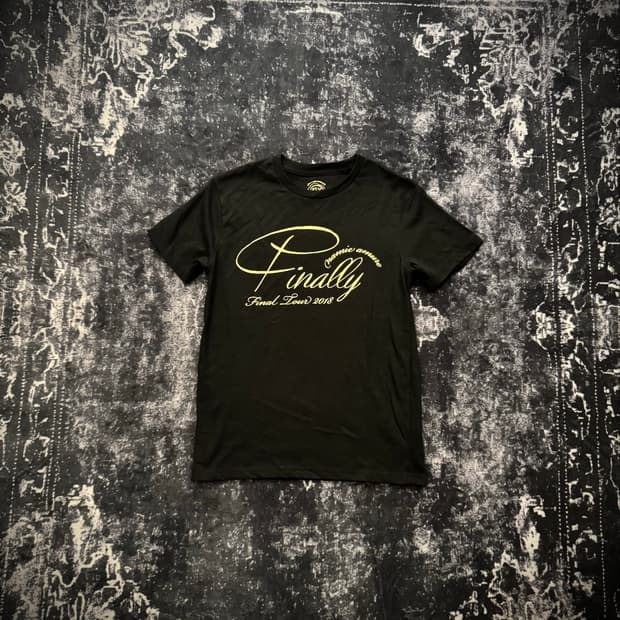 ‘Finally‘ Lettering black T-shirt 