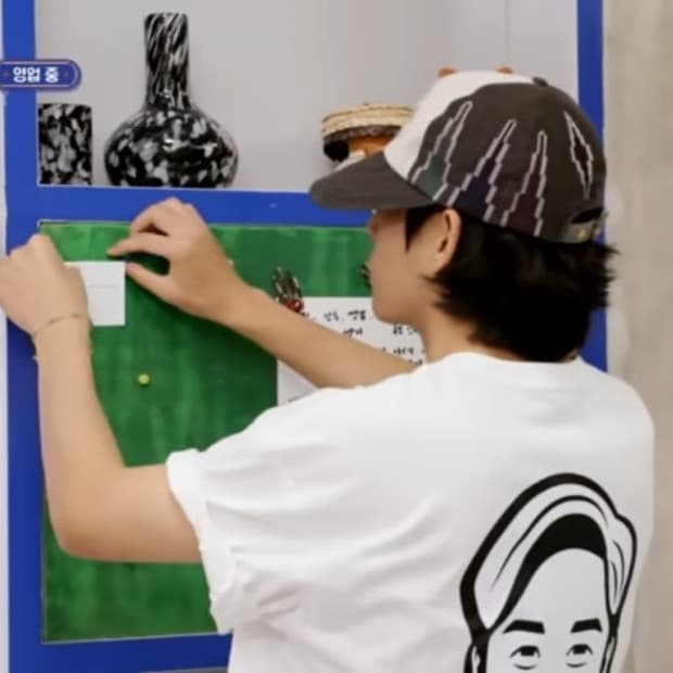 MQP 나바조 빅바이저 볼캡 뷔 착용