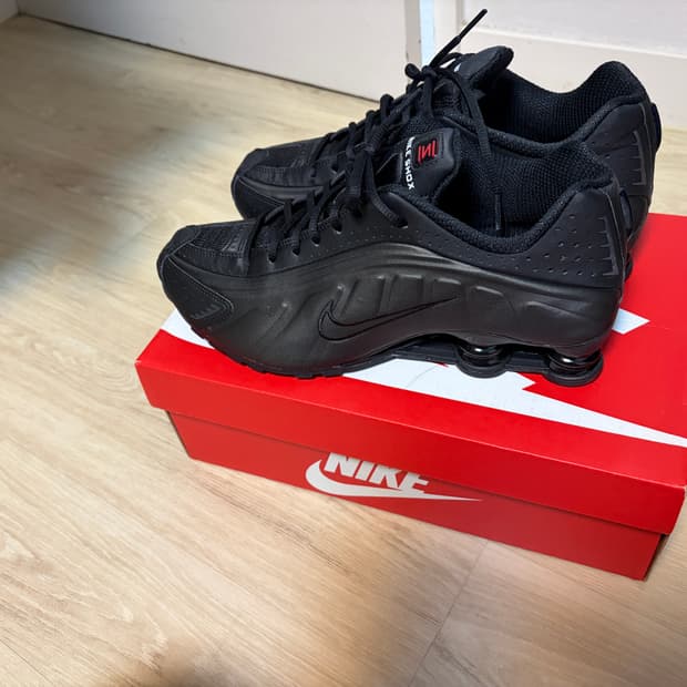나이키 샥스 R4 블랙 브라이튼 크림슨