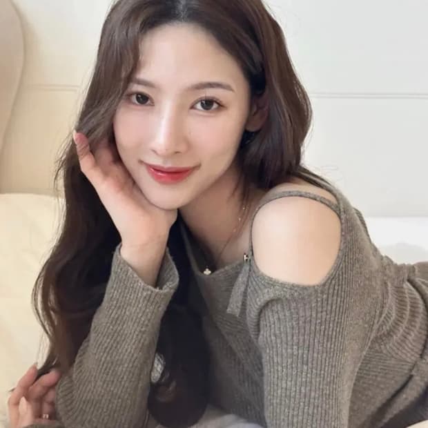 아워코모스 오프숄더 니트