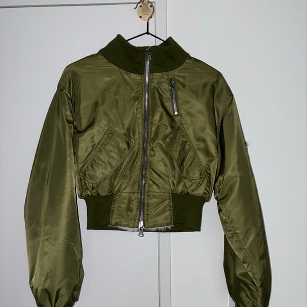 리버서블 양털 크롭 항공점퍼 카키