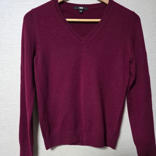 유니클로 캐시미어 버건디 브이넥 니트