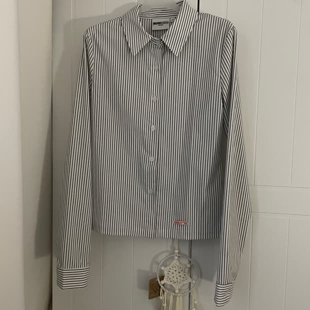 미치코런던 코시노 스트라이프 슬림핏 셔츠 아이보리