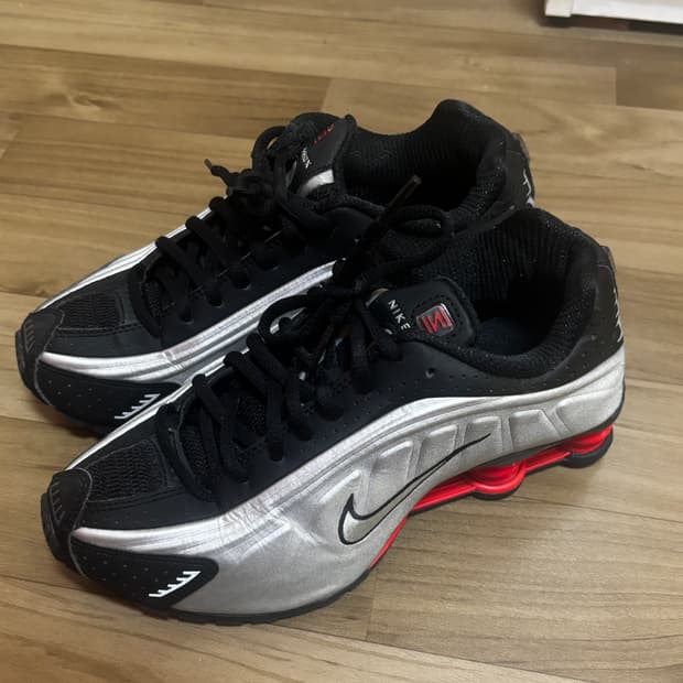 나이키 샥스 r4 메탈릭실버 240