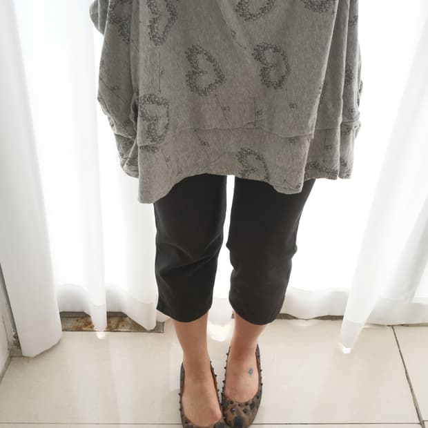 Black capri pants