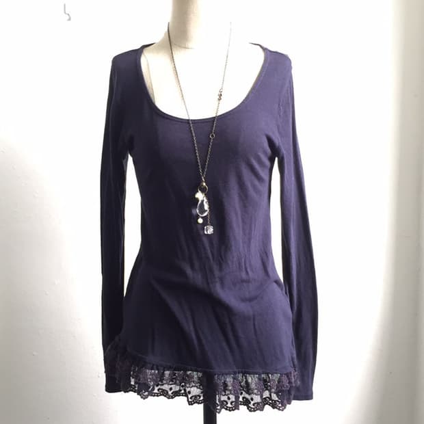 어스뮤직 네이비 U넥 프릴 탑