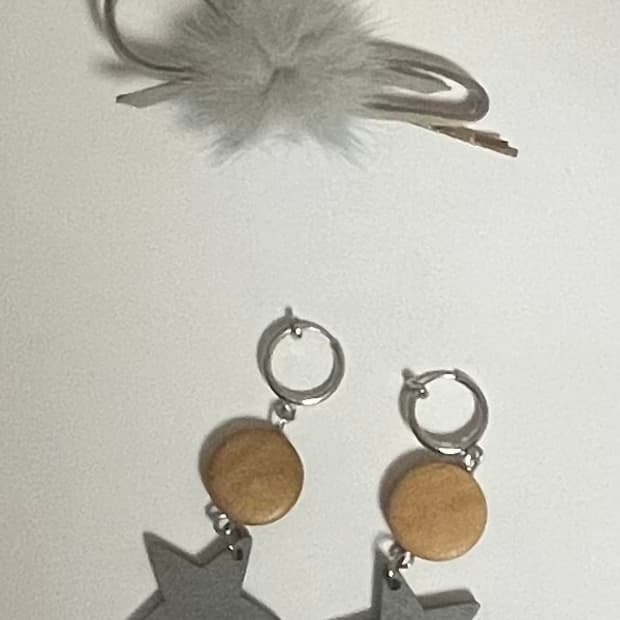 별 펜던트 우드 귀걸이와 퍼 헤어핀 세트