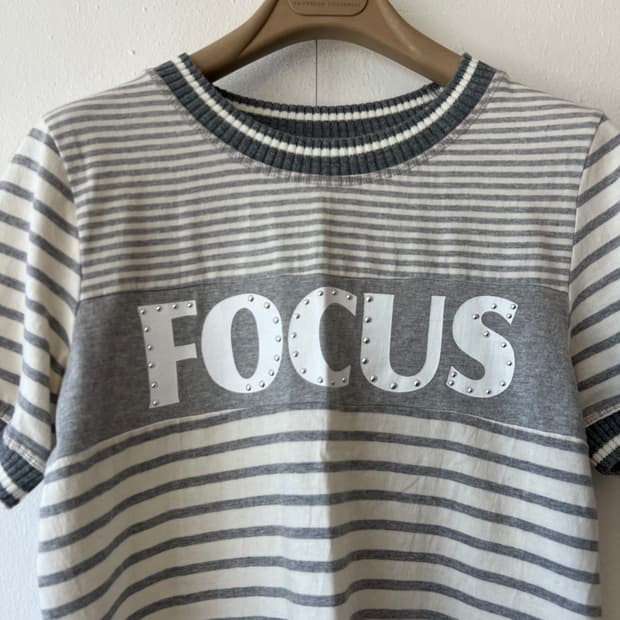 손정완 여성 그레이 스트라이프 니트립 반팔티셔츠