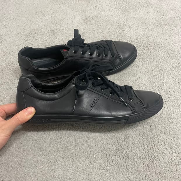 275) 프라다 스포츠 레더 메탈 로고 스니커즈 신발