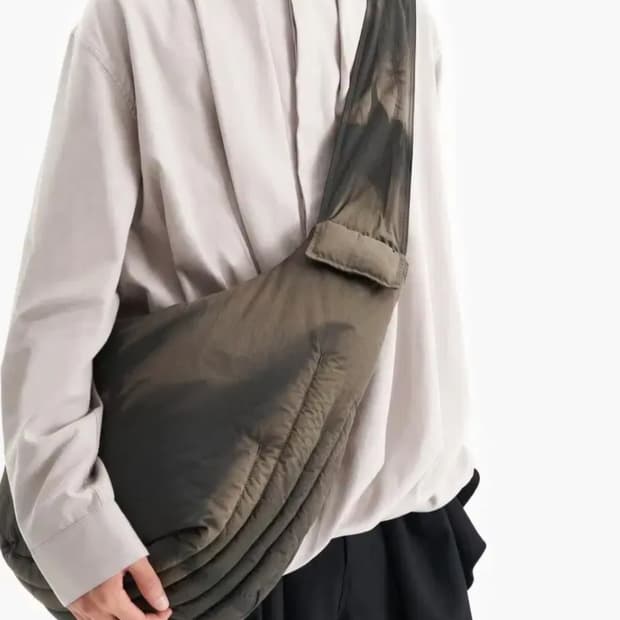 Jiyong Kim 지용킴 썬블리치드 슬링백