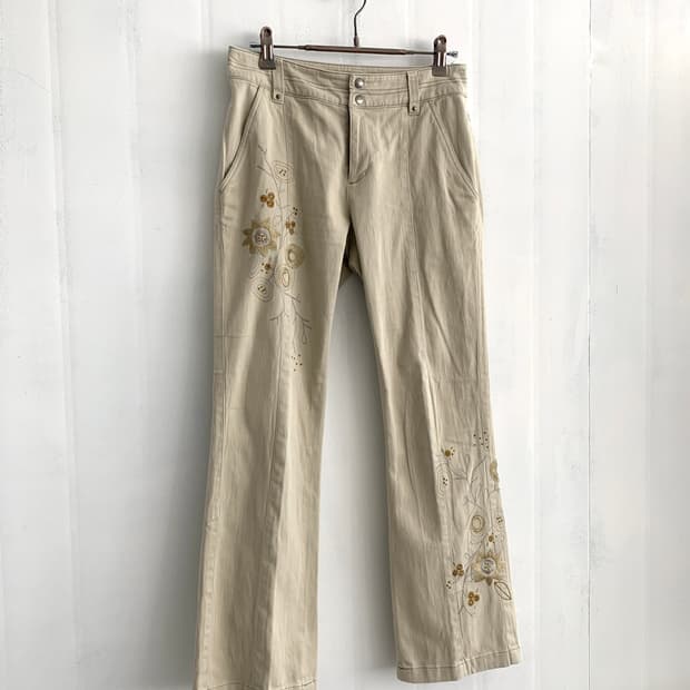 Embroidered Detail Ankle Pants