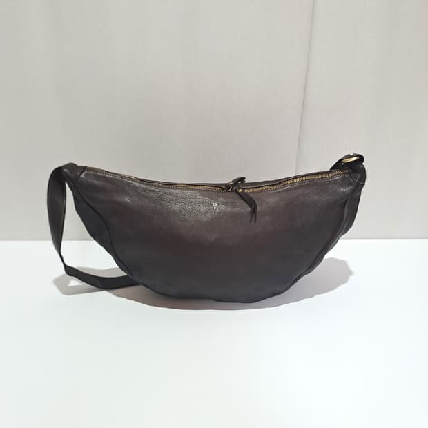 (택포) FRYE 프라이 이태리 직수입 하프문 숄더백 B853