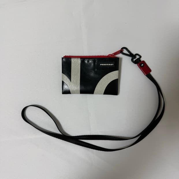 프라이탁 블레어(Blair) 블랙/화이트 미사용 제품(스트랩 포함)