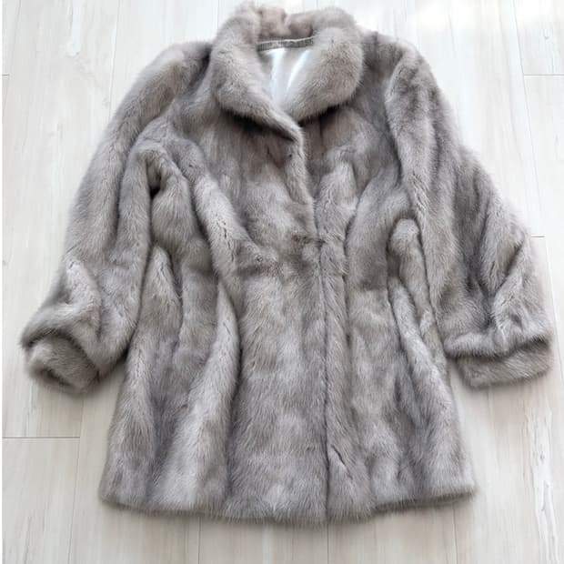 Saga fox mute sapphire mink fur jacket