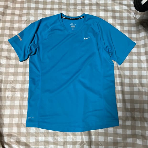 나이키 드라이핏 런닝 기능성 반팔 M 러닝 기능 운동복 트레이닝복