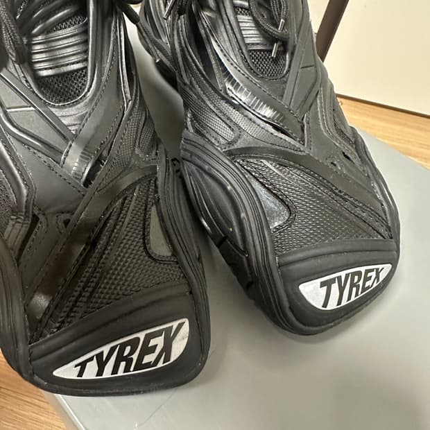 발렌시아가 타이렉스 42 블랙