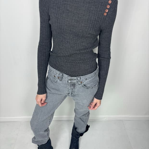 SHOULDER BUTTON TURTLENECK