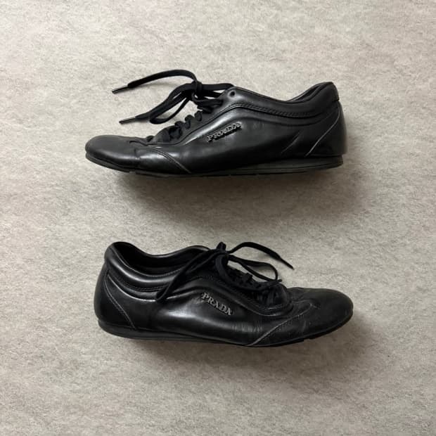 프라다 로고 가죽 스니커즈