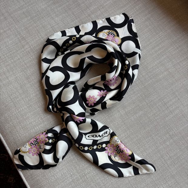 코치 시그니처 패턴 블랙/화이트 플라워 실크 스카프