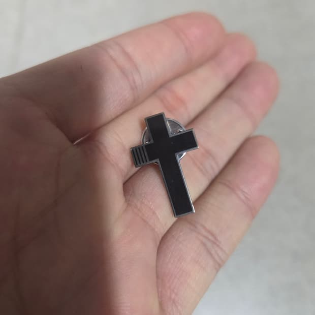 한정판))톰브라운 십자가 브로치 지디착용