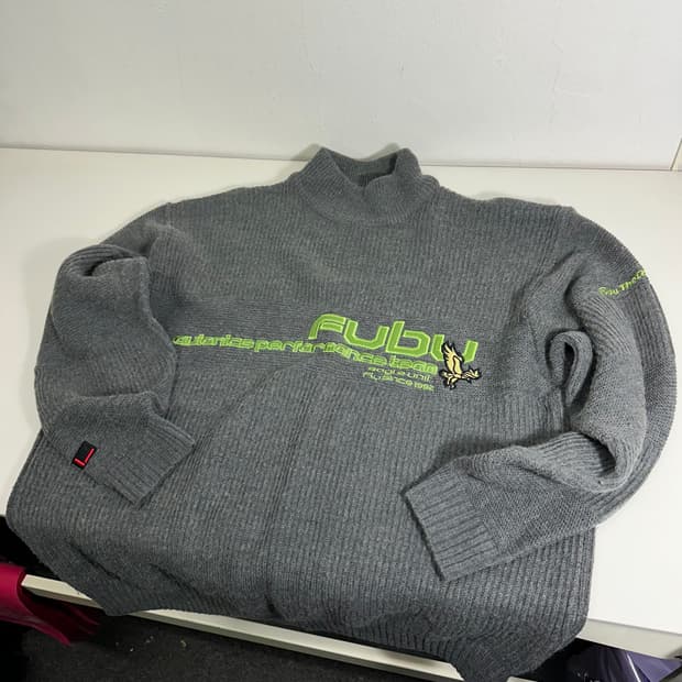 100-105 푸부 FUBU 그레이 어깨절개 자수 터틀넥 니트