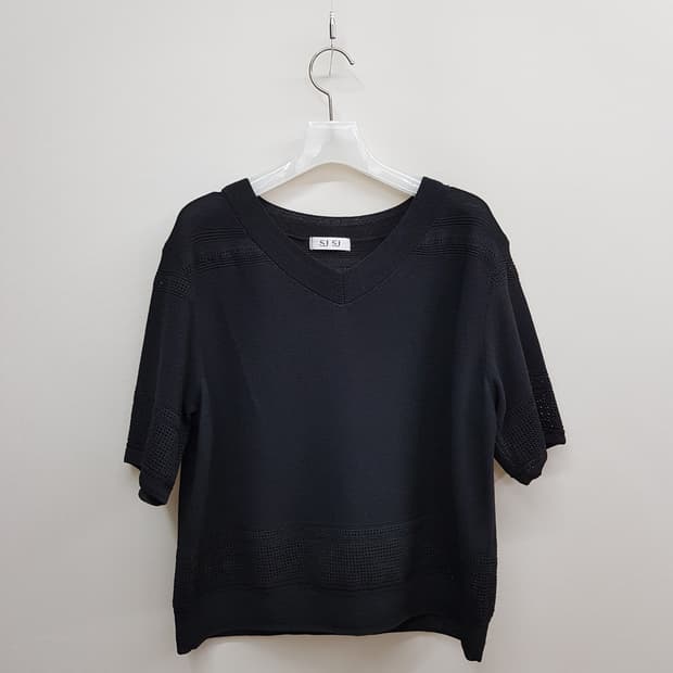 한섬 sjsj 2022 펀칭 조직 반팔 브이넥 니트 F사이즈