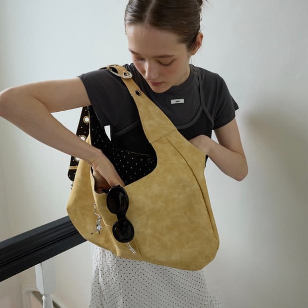 레터리BUCKLE REVERSIBLE SHOULDER BAG_BUTTER