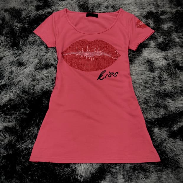 핑크 립 그래픽 큐빅 반팔 티셔츠