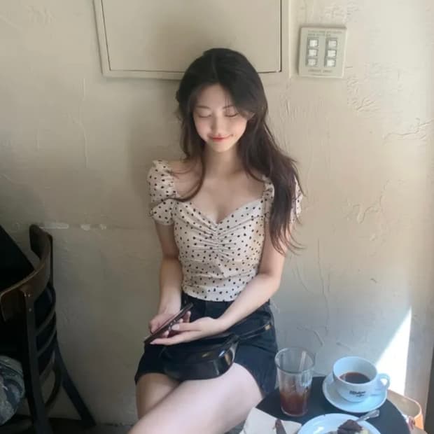 제니오 러블리 도트 블라우스 베이지