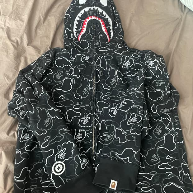 (급처 정품) 베이프 네온카모 샤크후드집업 M