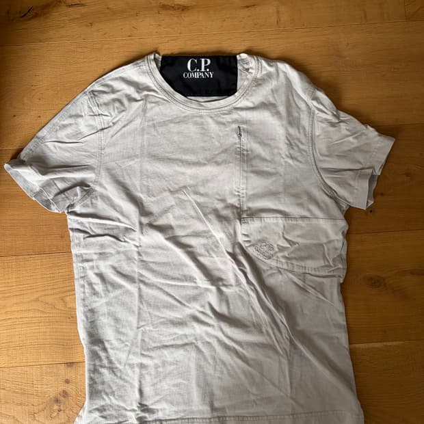 연그레이 cp컴퍼니 주머니 지퍼 반팔