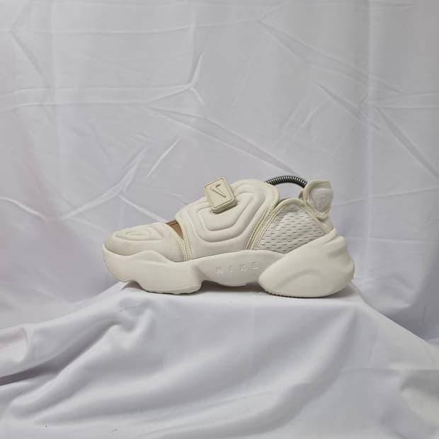 250 나이키 아쿠아 리프트 세일 샌들 화이트 스니커즈