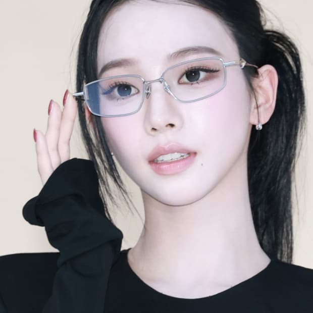 젠틀몬스터 사가 02 블루 렌즈(카리나 착용)