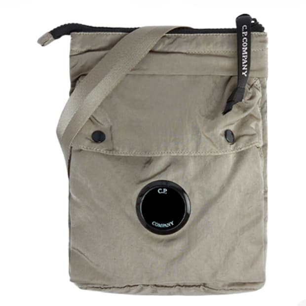 cp컴퍼니 나일론 B 크로스바디 파우치 실버 세이지 브라운