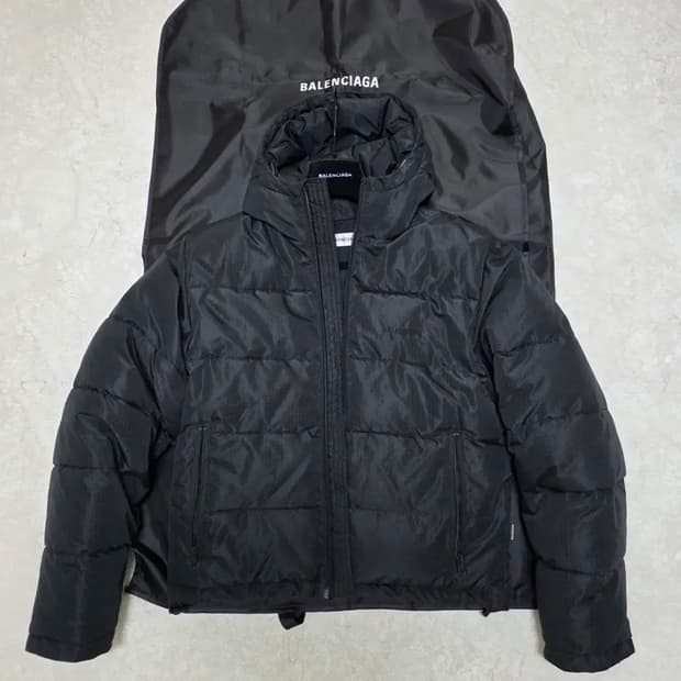 발렌시아가 자수로고 크롭패딩