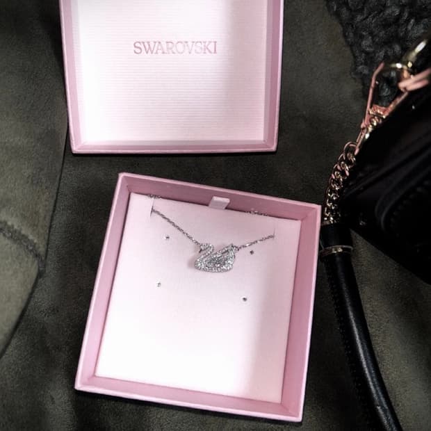 스와로브스키 댄싱스완 목걸이