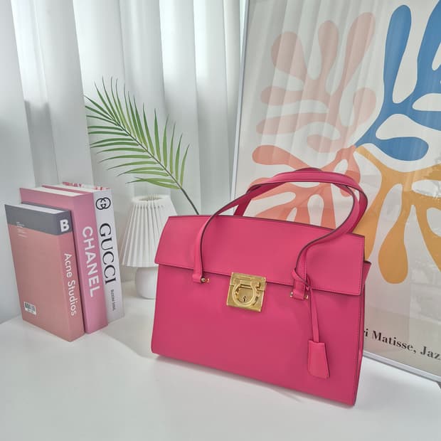 페라가모 간치니 핑크 금장 숄더백