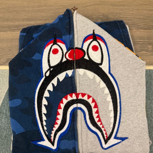 베이프x언디핏 삐에로 후드 L사이즈 판매합니다.