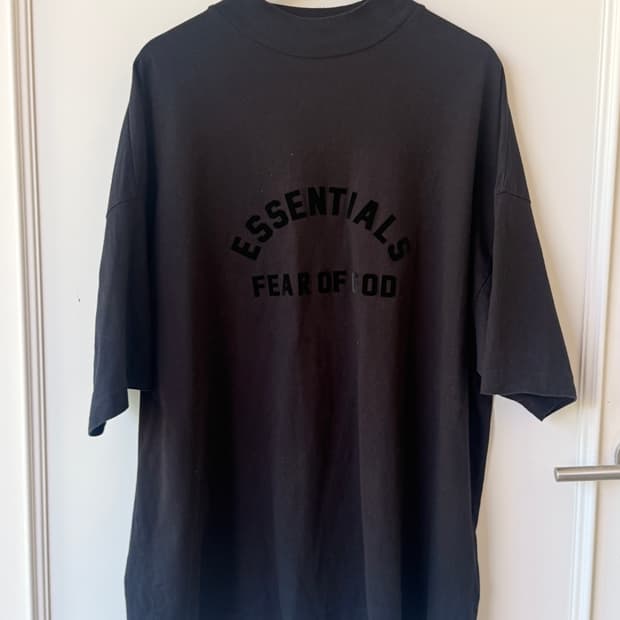  피어오브갓 에센셜(Fear of God Essentials)모크넥반팔