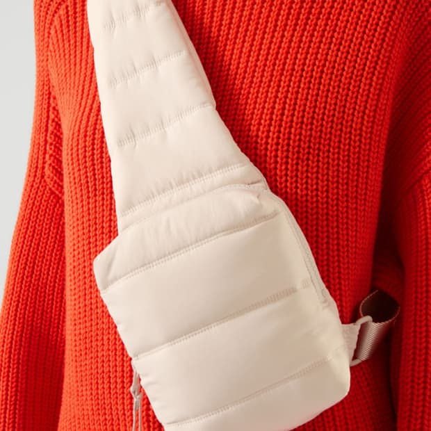 새상품) cos 패디드 크로스바디백